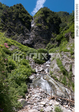 丸山の基部のナメ滝を渡る丸太橋夏の黒部峡谷下ノ廊下（旧道電歩道 106906900