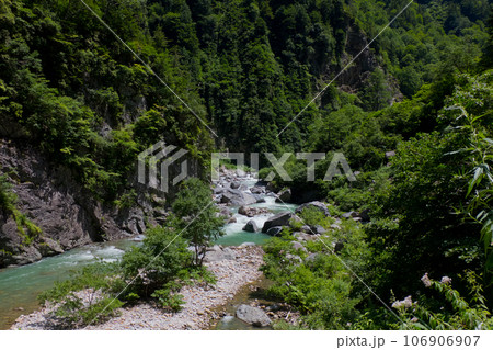 黒部川の急流夏の黒部峡谷下ノ廊下（旧道電歩道 106906907