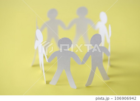 Cut paper people forming union circle on yellow background 106906942