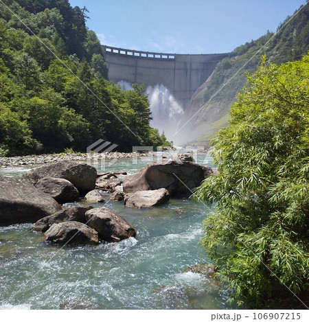 下ノ廊下(旧日電歩道)入口付近から見上げる黒部ダムの観光放水 下ノ廊下(旧日電歩道)入口付近から見上げる黒部ダムの観光放水 106907215