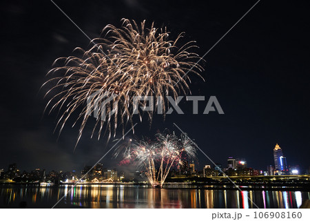 Dadaocheng fireworks show 106908160