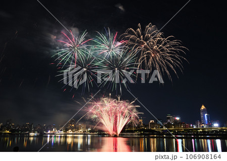 Dadaocheng fireworks show 106908164