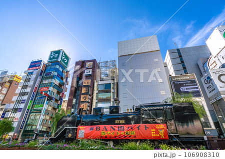 日本の東京都市景観　新橋駅前の新橋SL広場や飲み屋街など望む 106908310