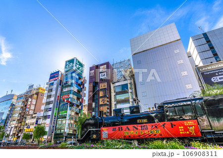 日本の東京都市景観　新橋駅前の新橋SL広場や飲み屋街など望む 106908311