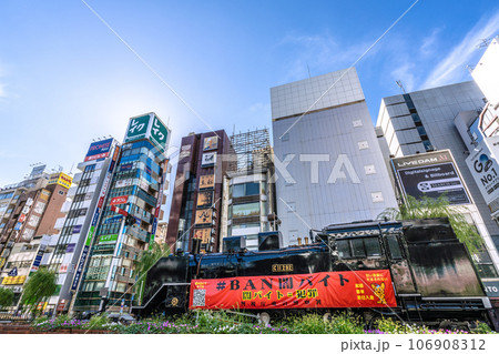 日本の東京都市景観　新橋駅前の新橋SL広場や飲み屋街など望む 106908312