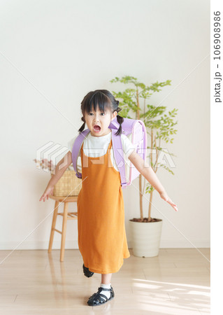 ランドセルを背負った小学生女子・夏服・サンダル ランドセルを背負った小学生女子・夏服・サンダル 106908986