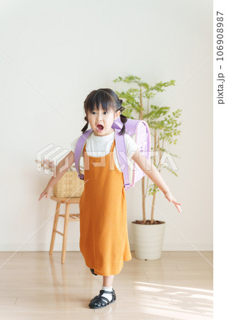 ランドセルを背負った小学生女子・夏服・サンダル ランドセルを背負った小学生女子・夏服・サンダル 106908987