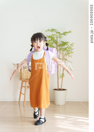 ランドセルを背負った小学生女子・夏服・サンダル ランドセルを背負った小学生女子・夏服・サンダル 106908988