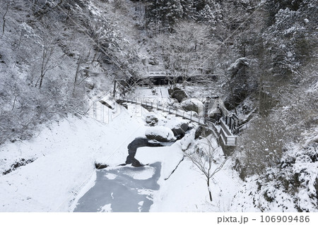 袋田の滝近くにある、雪に覆われた真冬の渓谷に掛かる吊り橋 袋田の滝近くにある、雪に覆われた真冬の渓谷に掛かる吊り橋 106909486