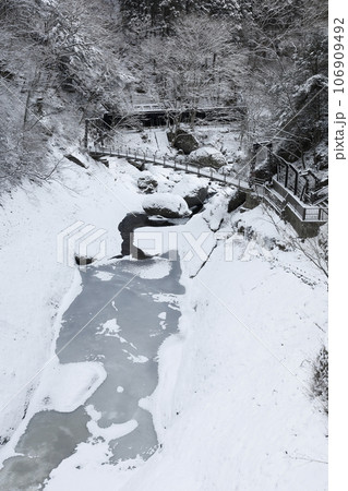 袋田の滝近くにある、雪に覆われた真冬の渓谷に掛かる吊り橋 袋田の滝近くにある、雪に覆われた真冬の渓谷に掛かる吊り橋 106909492