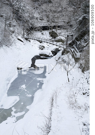 袋田の滝近くにある、雪に覆われた真冬の渓谷に掛かる吊り橋 袋田の滝近くにある、雪に覆われた真冬の渓谷に掛かる吊り橋 106909500