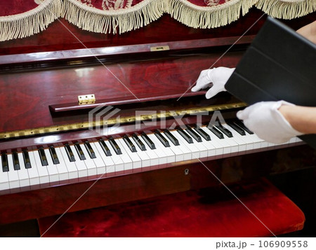 実家の古いアップライトピアノ 106909558