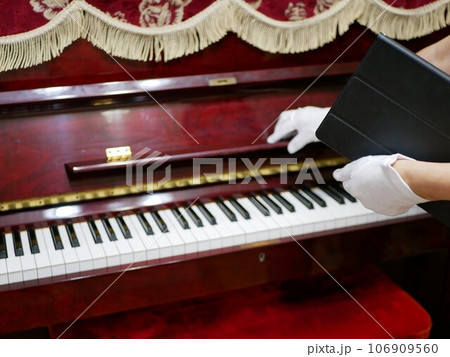実家の古いアップライトピアノ 106909560