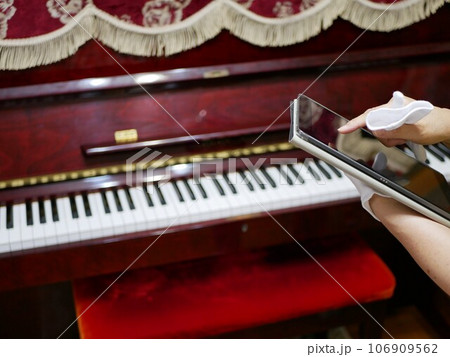 実家の古いアップライトピアノ 実家の古いアップライトピアノ 106909562