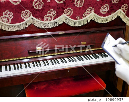 実家の古いアップライトピアノ 106909574