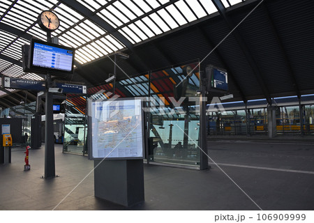 アムステルダム中央駅のバスターミナル 106909999
