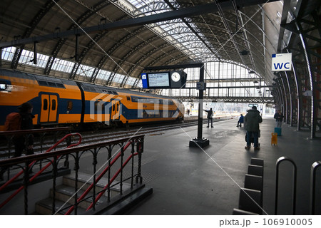 アムステルダム中央駅2Bホームからトレインシェッドの大屋根 106910005