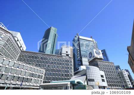 日本の東京都市景観 9月。ゆりかもめ新橋駅やJR新橋駅などを望む 日本の東京都市景観 9月。ゆりかもめ新橋駅やJR新橋駅などを望む 106910109