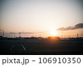 夕陽に染まる郊外と渡り鳥 106910350