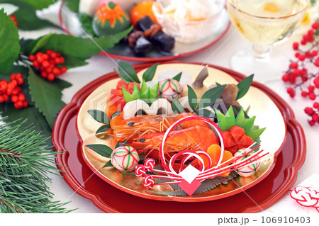 金銀の梅皿に盛り付けた華やかな一人用おせち料理　一人前おせち料理 106910403