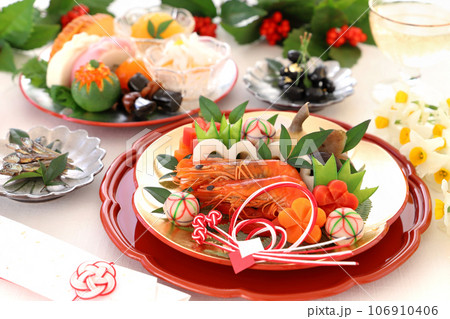 金銀の梅皿に盛り付けた華やかな一人用おせち料理　一人前おせち料理 106910406