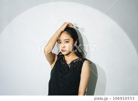 若い女性のポートレート 106910553