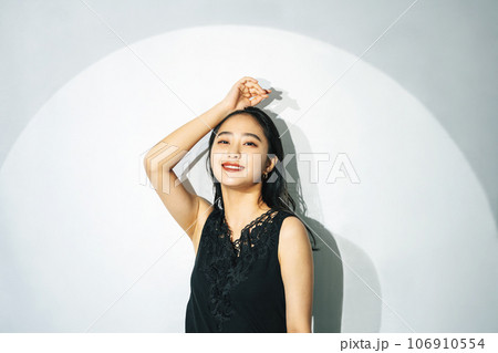 若い女性のポートレート 106910554