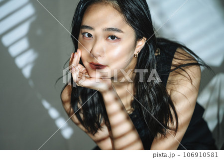大人っぽい女性のポートレート 106910581