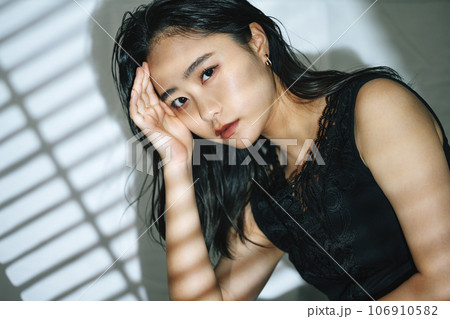 大人っぽい女性のポートレート 大人っぽい女性のポートレート 106910582