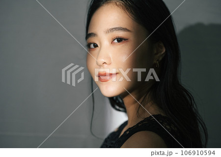 若い女性のポートレート 106910594