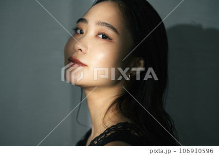 若い女性のポートレート 若い女性のポートレート 106910596