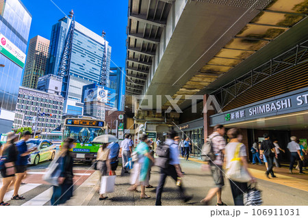 日本の東京都市景観 9月。新橋駅(銀座口）などを望む。奥はゆりかもめ新橋駅や汐留＝13日 106911031