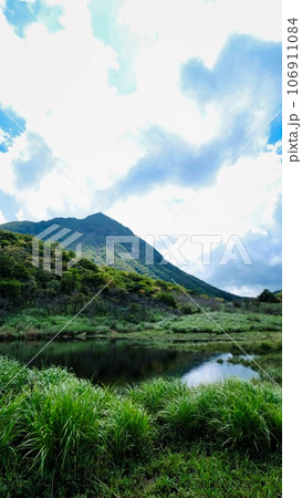 雨で水が溜まった雨池 106911084