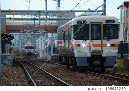 武豊線 乙川駅で交換するキハ25形 武豊線 乙川駅で交換するキハ25形 106911230