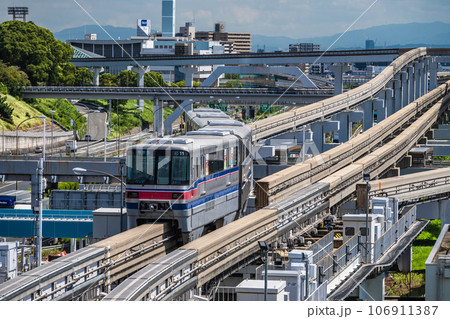 万博記念公園駅を出発し彩都西へ向かうモノレール 106911387