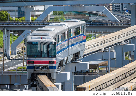 万博記念公園駅を出発し彩都西へ向かうモノレール 万博記念公園駅を出発し彩都西へ向かうモノレール 106911388