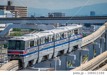 万博記念公園駅を出発し彩都西へ向かうモノレール 106911389