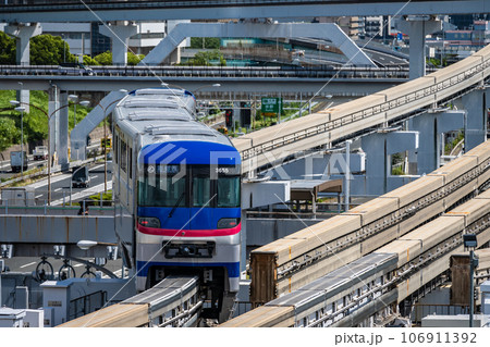万博記念公園駅を出発し彩都西へ向かうモノレール 106911392