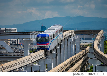 万博記念公園駅を出発し彩都西へ向かうモノレール 106911394