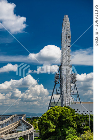 万博記念公園の観覧車とモノレールの軌道 106911395