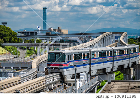 彩都線を万博記念公園駅へ進入するモノレール 106911399