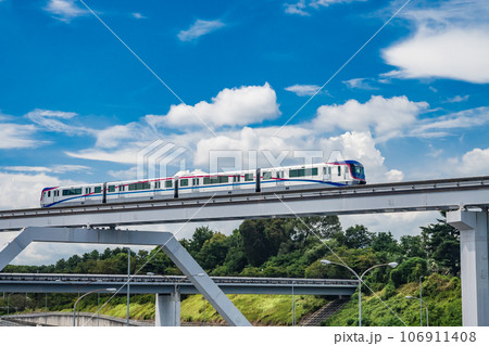 彩都線を彩都西駅へ向かうモノレール 106911408