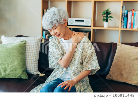 肩凝りのシニアの女性 106911448