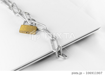ノートパソコンと鎖と南京錠。セキュリティのイメージ 106911907