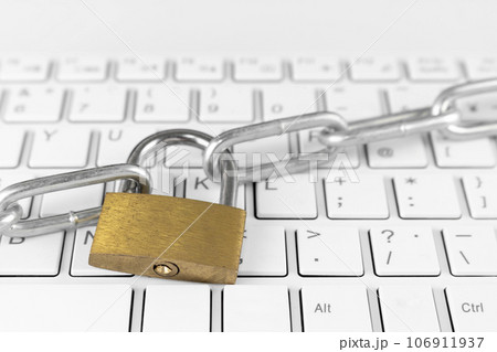 ノートパソコンのキーボードと鎖と南京錠。セキュリティのイメージ 106911937