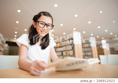 本を読む女の子 本を読む女の子 106912022