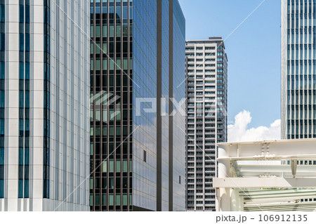 【神奈川県】よく晴れた青空と横浜のビル群 【神奈川県】よく晴れた青空と横浜のビル群 106912135