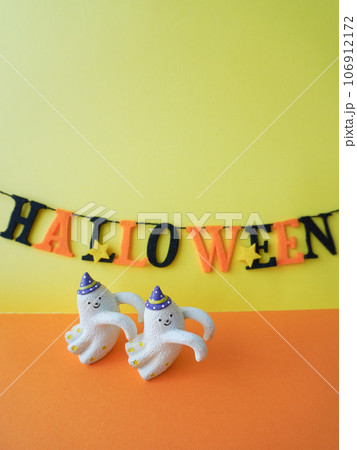 ハロウィンの飾りとお化けの置き物 106912172
