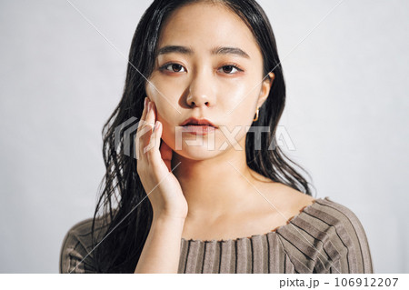 若い女性のポートレート 106912207