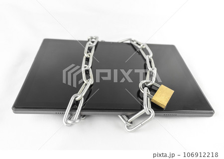 タブレット端末と鎖と南京錠。セキュリティのイメージ タブレット端末と鎖と南京錠。セキュリティのイメージ 106912218